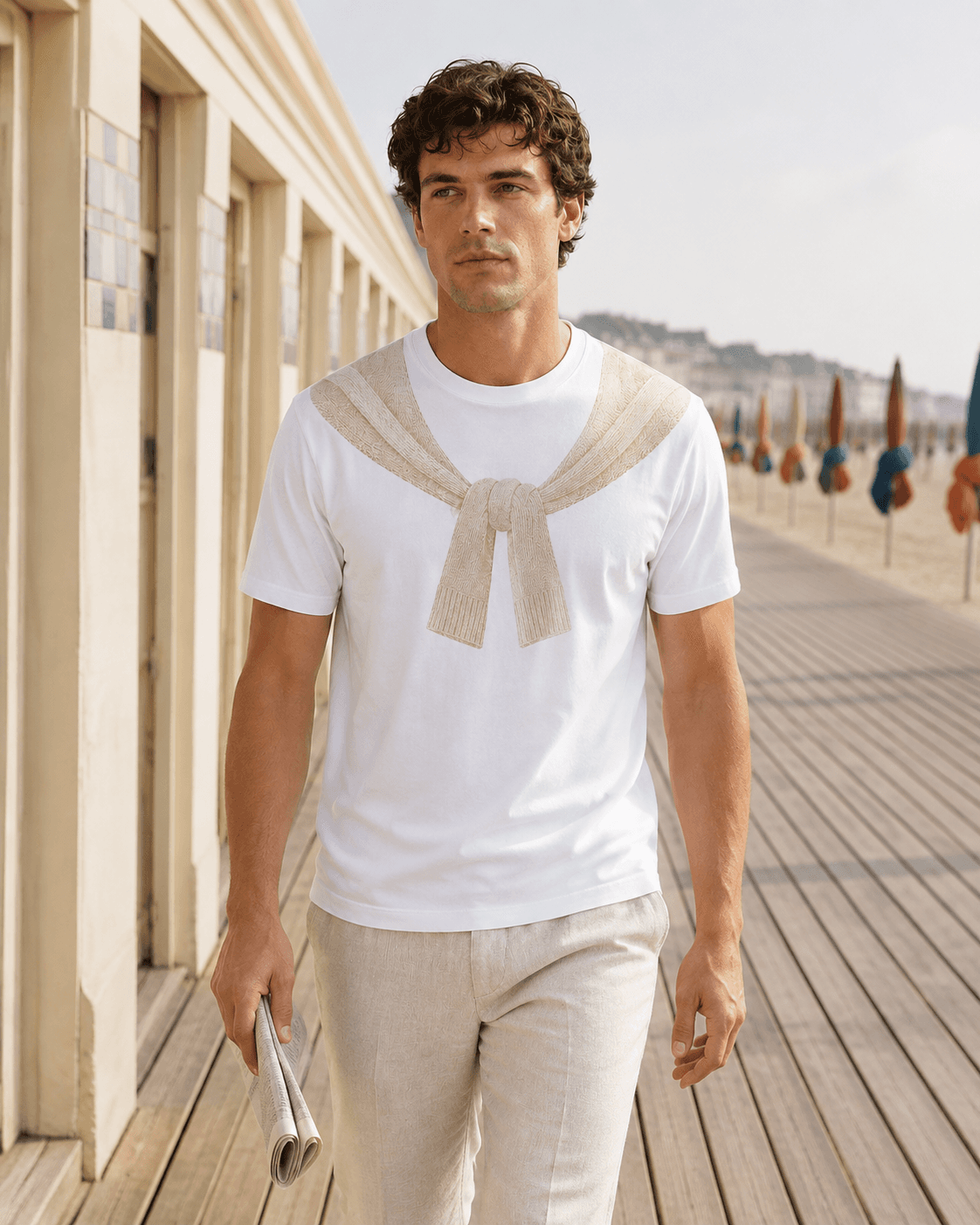 T-shirt Deauville porté sur les Planches, cabines de plage en arrière-plan
