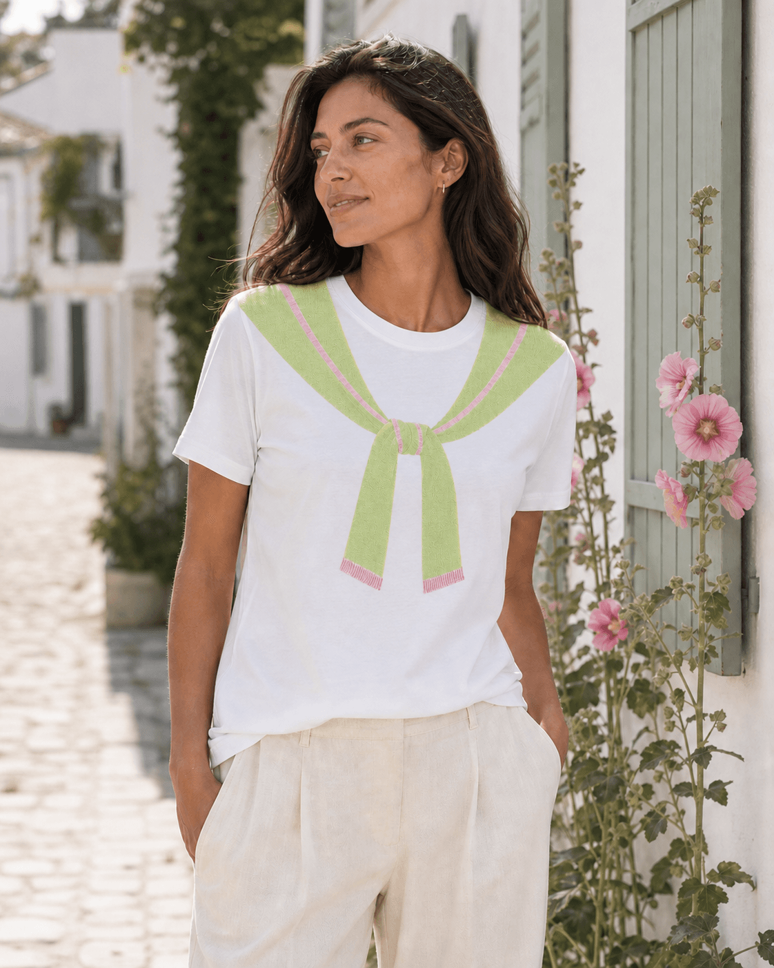 T-shirt femme Île de Ré vert pomme en ambiance village blanc