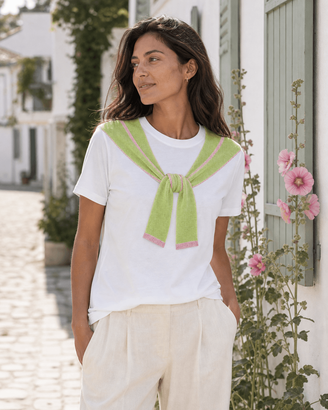 T-shirt femme Île de Ré vert pomme en ambiance village blanc