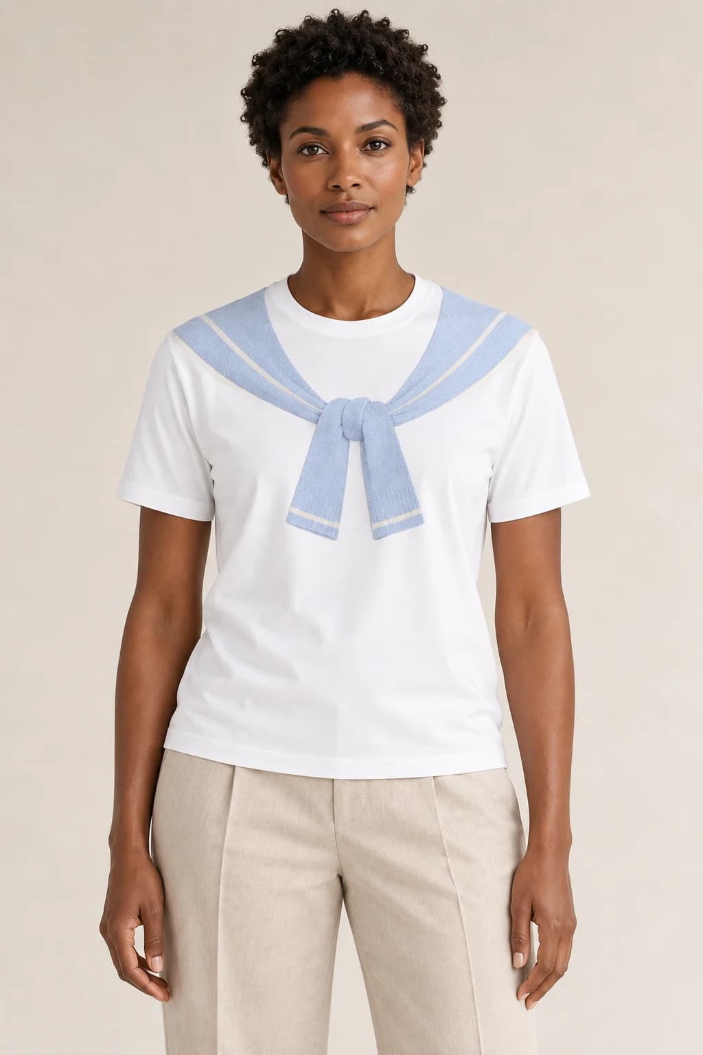 Vue face du t-shirt Versailles avec pull bleu poudré imprimé